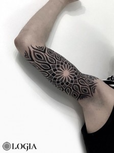 tatuaje-brazo-interior-ornamental-andrea-scollo 